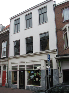 820743 Gezicht op de voorgevel van het pand Twijnstraat 38 (Kinderdagverblijf Willemijne ) te Utrecht.N.B. Rond 1900 ...